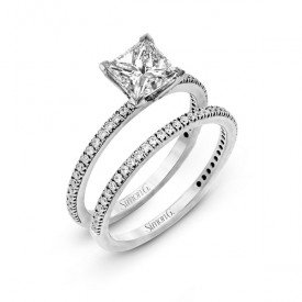 PRINCESS-CUT ENGAGEMENT RING & MATCHING WEDDING BAND IN 18K GOLD WITH DIAMONDS