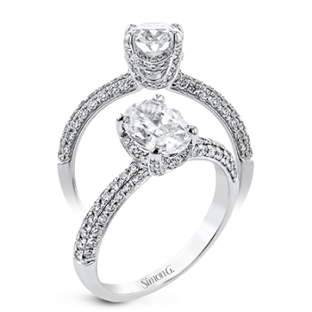OVAL-CUT HALO ENGAGEMENT RING IN PLATINUM WITH DIAMONDS