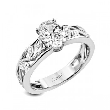 OVAL-CUT ENGAGEMENT RING IN PLATINUM WITH DIAMONDS